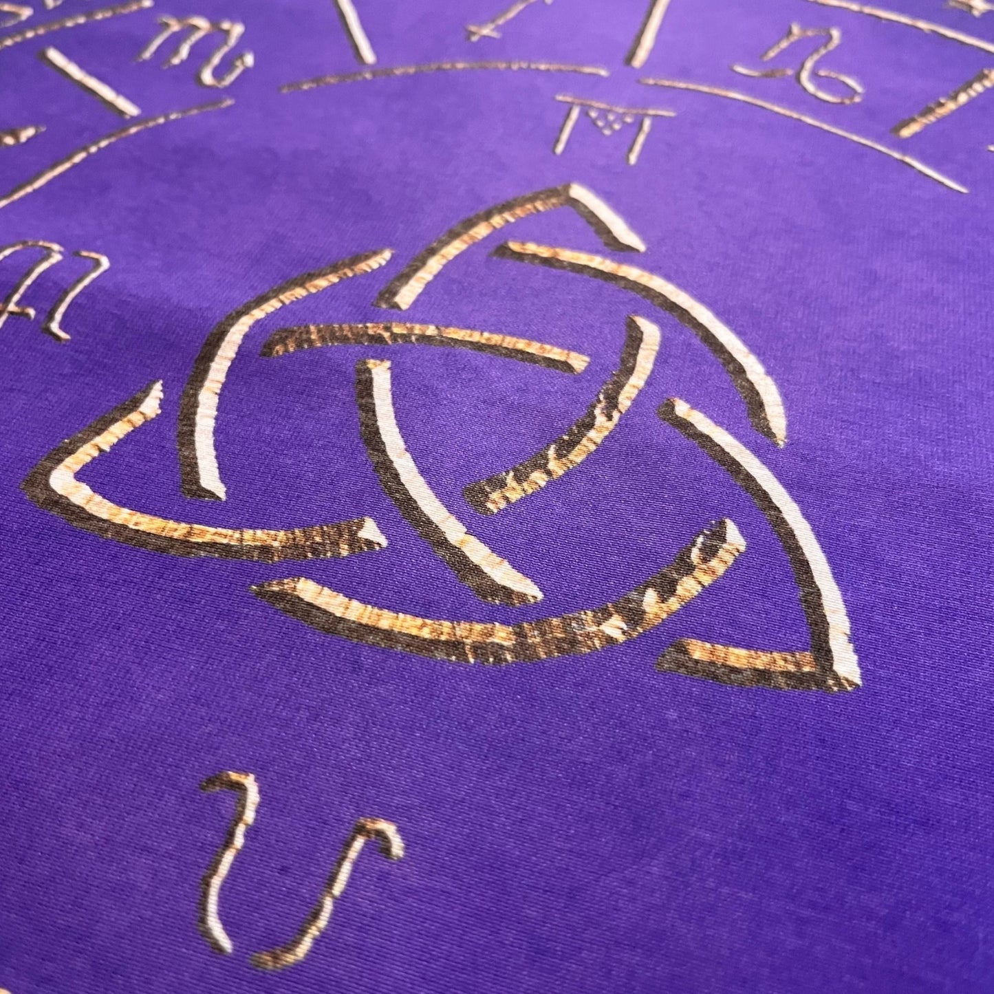 Lenormand / Tarot / Nappe d'autel Roue de l'Année Éléments Violet Antique